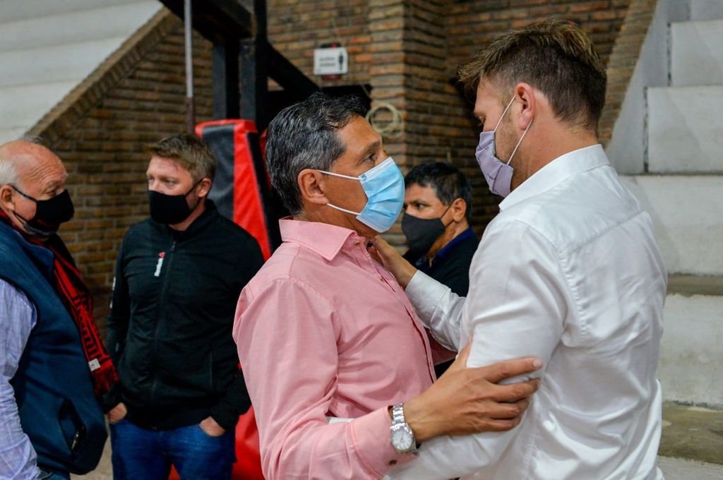 Oscar Lenzi y Sebastián Bértoli se abrazaron tras la votación.