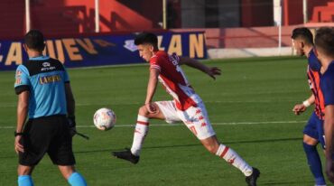 Control absoluto de la pelota y la mirada fija en ella. Ezequiel Cañete levantó mucho su nivel y