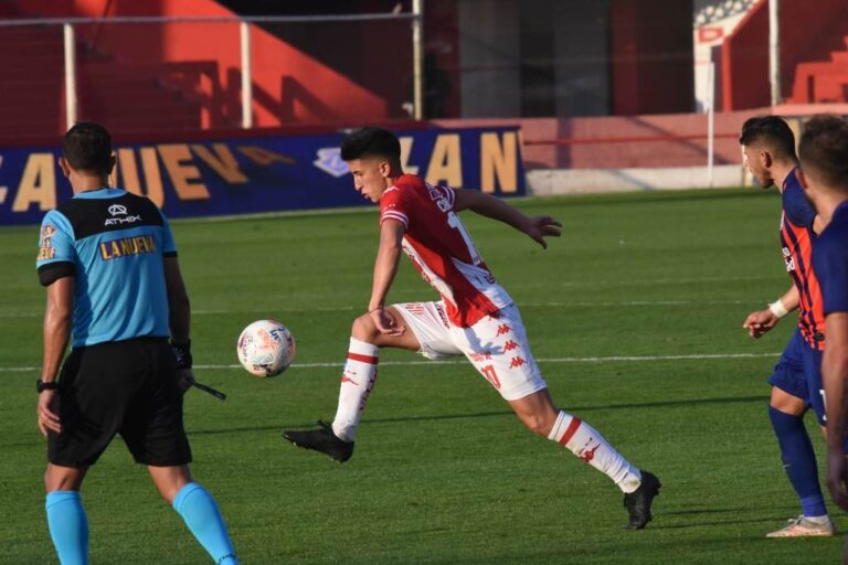 Control absoluto de la pelota y la mirada fija en ella. Ezequiel Cañete levantó mucho su nivel y
