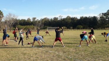 Los chicos de sexta y séptima practican en una de las canchas. Mirador Provincial.