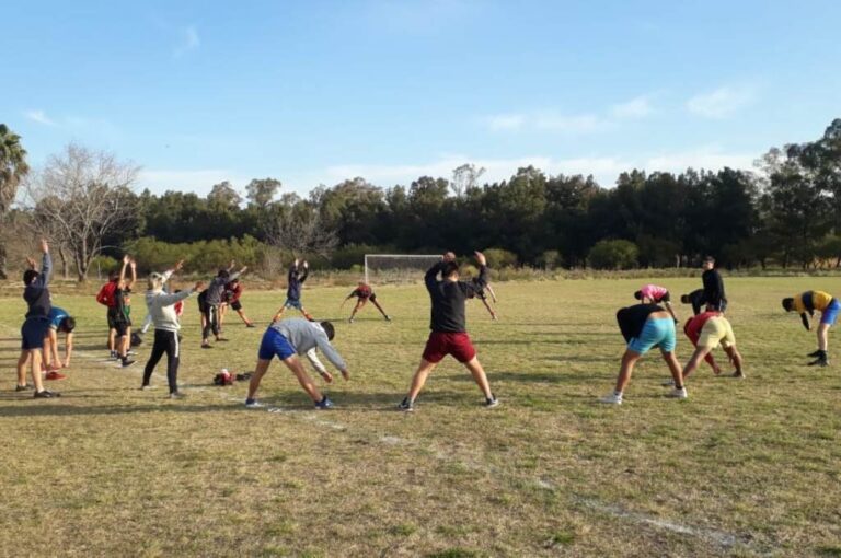 Los chicos de sexta y séptima practican en una de las canchas. Mirador Provincial.