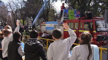 Julián Azaad a bordo de la autobomba de Bomberos Voluntarios