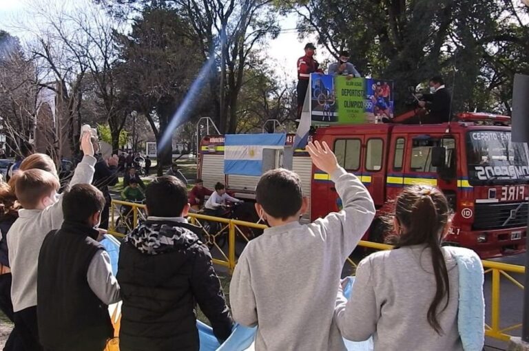 Julián Azaad a bordo de la autobomba de Bomberos Voluntarios