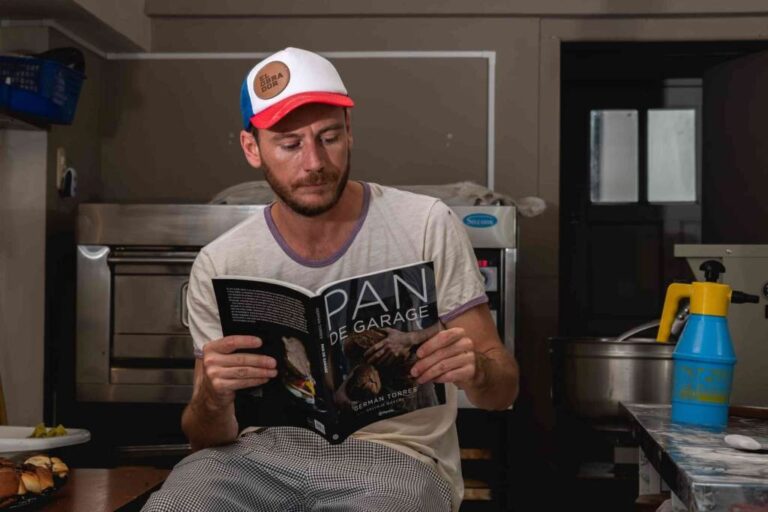 Lisandro Maine en su obrador de panificación artesanal en Rafaela. Gentileza.