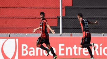 Leandro Marín festeja su gol