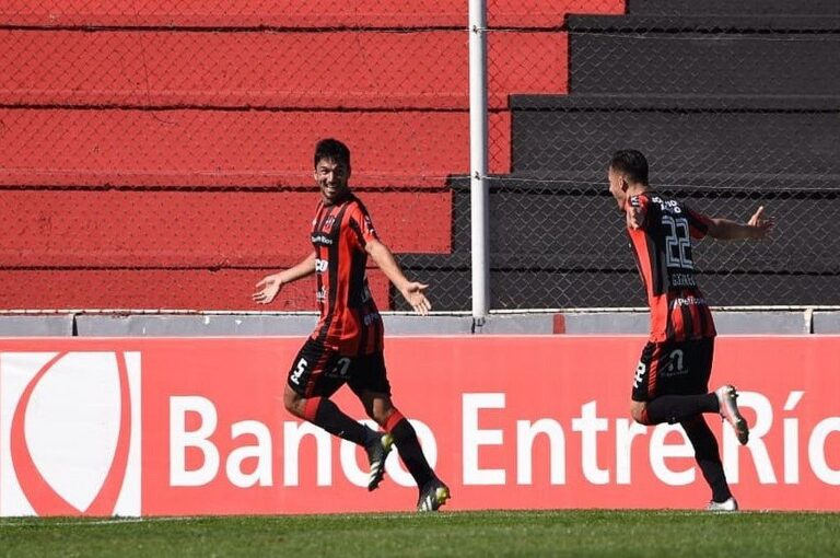 Leandro Marín festeja su gol