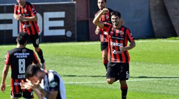 Leandro Marín festeja su gol y la asistencia de Héctor Canteros. Ambos analizaron la victoria ante Central Córdoba.  Jano Colcerniani