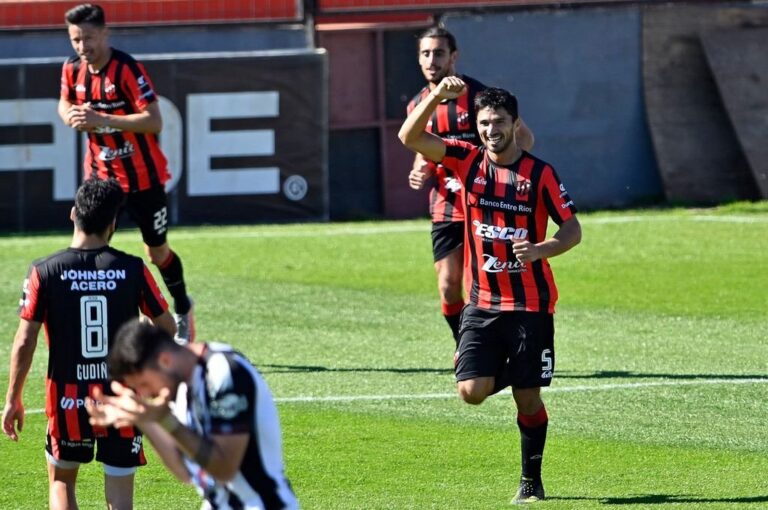 Leandro Marín festeja su gol y la asistencia de Héctor Canteros. Ambos analizaron la victoria ante Central Córdoba.  Jano Colcerniani
