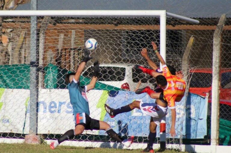 Martín Sánchez convirtiendo su segundo gol. Selene Osorio