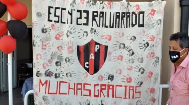 La bandera que los chicos le regalaron a los jugadores.  Ezequiel Re