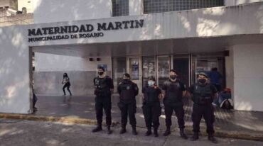 El personal policial que intervino en el feliz nacimiento de Eluney. El Litoral