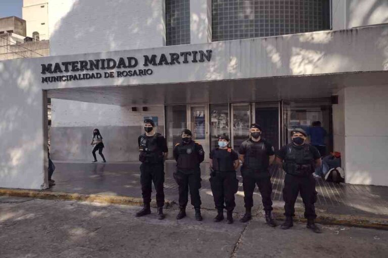 El personal policial que intervino en el feliz nacimiento de Eluney. El Litoral