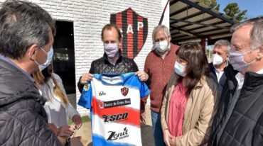 El gobernador recibiendo la primera camiseta de Patronato con bandera de la provincia y confeccionada en Paraná.