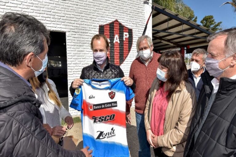 El gobernador recibiendo la primera camiseta de Patronato con bandera de la provincia y confeccionada en Paraná.