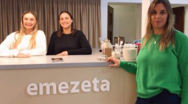 Emezeta equipo. Meli Zenklusen en primer plano junto a Ana y Romi detrás del mostrador. Mirador Provincial.