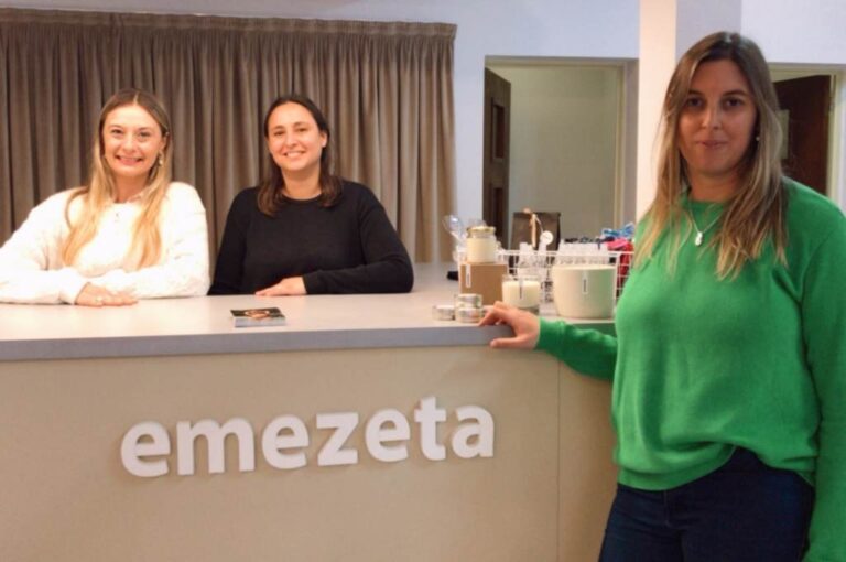 Emezeta equipo. Meli Zenklusen en primer plano junto a Ana y Romi detrás del mostrador. Mirador Provincial.