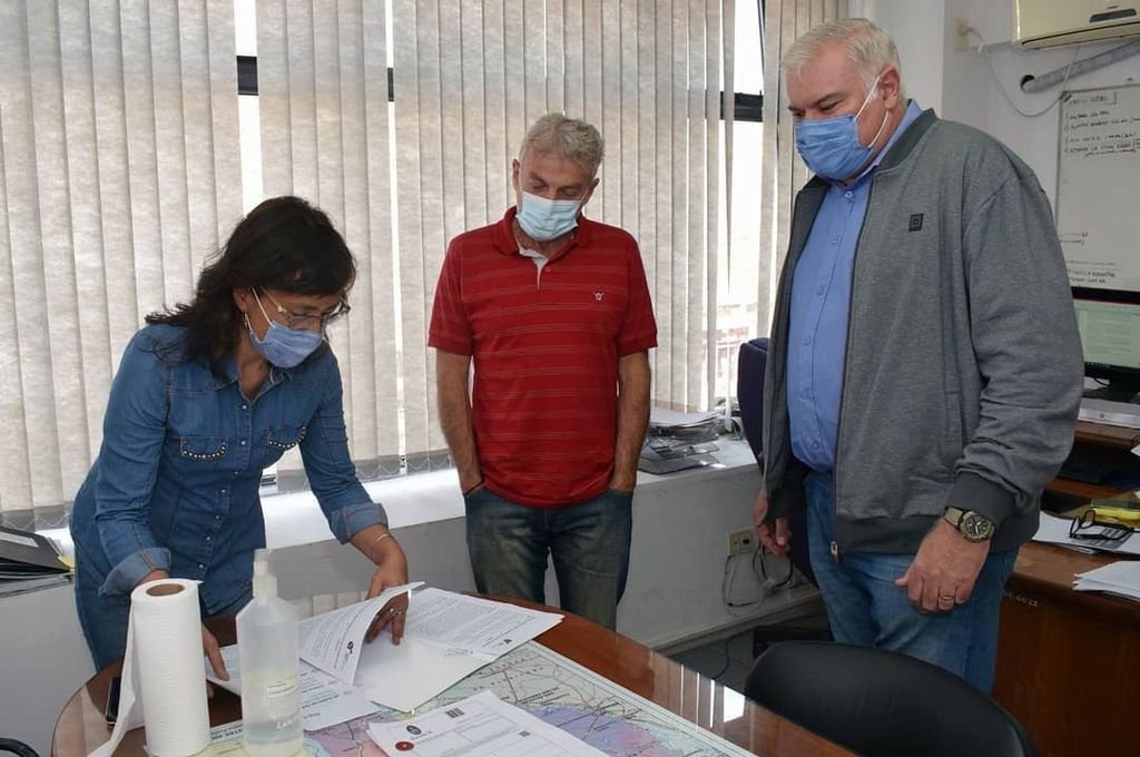 Autoridades de Salud entregaron el equipamiento al director del Hospital.