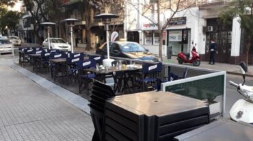 La 'isla callejera' del restaurante de Catamarca e Italia. Un complemento para el establecimiento gastronómico. Mirador Provincial.