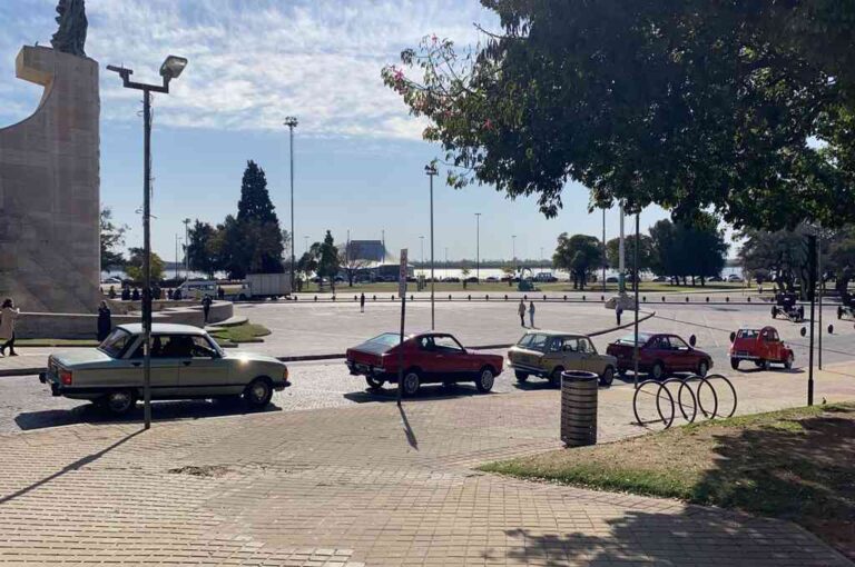 Córdoba y 1º de Mayo. Una de las escenas de la película 1985 se filmó este martes entre el Monumento y el Concejo Deliberante.  Gentileza