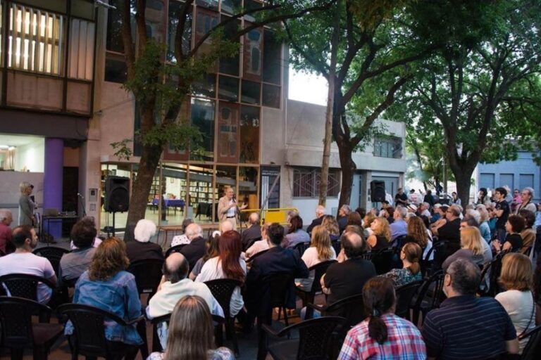 La biblioteca reabrió al público en febrero de 2014. Aquí