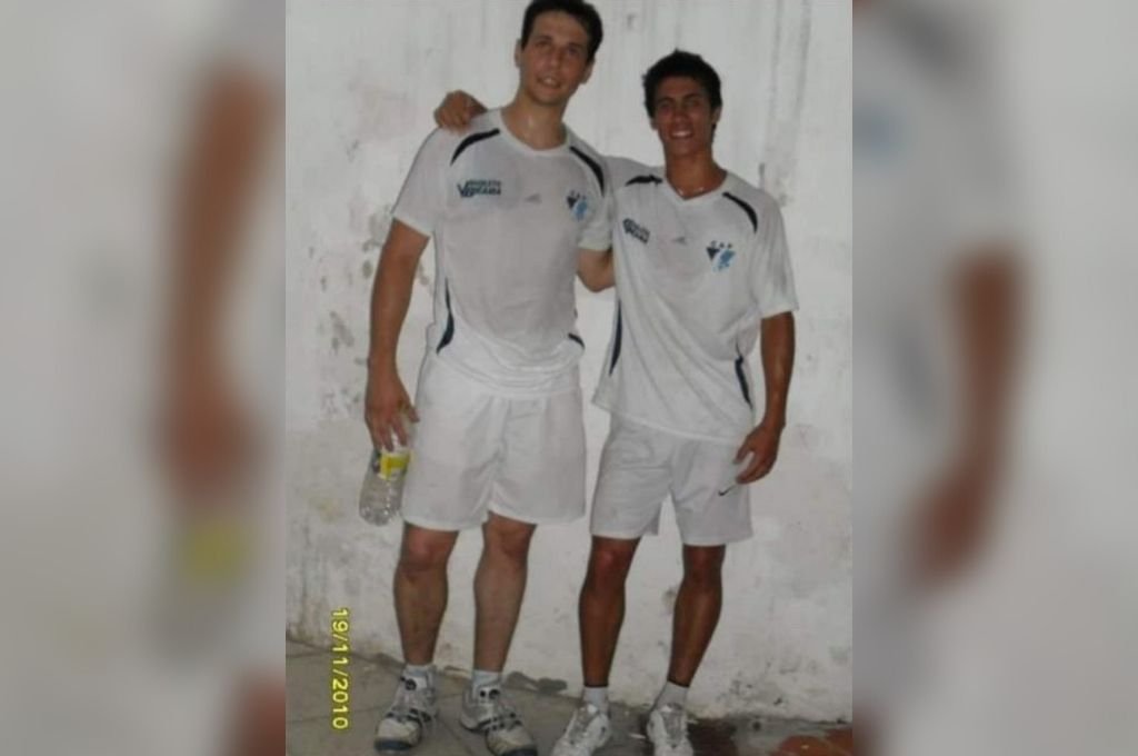 Servando y Nicolás Comas victoriosos en un torneo local de trinquete.
