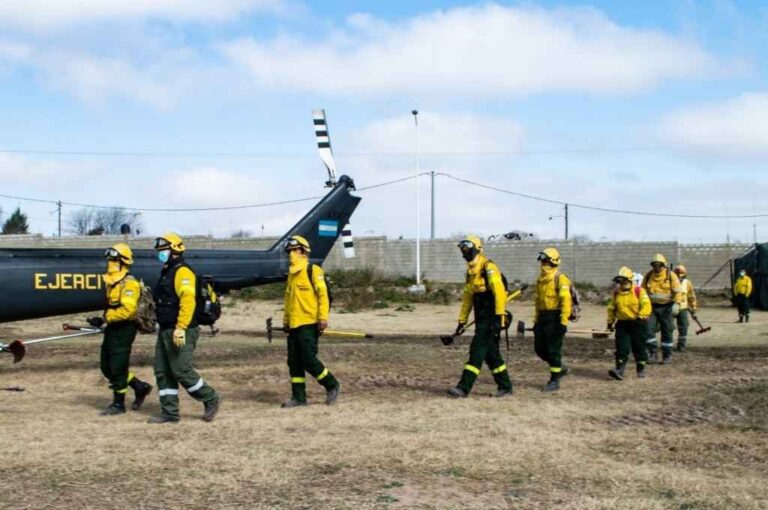 Protección Civil de la provincia lleva adelante el operativo con dos grupos de siete brigadistas cada uno. Analizan sumar más personal si la situación se vuelve incontrolable. Gentileza Protección Civil Santa Fe