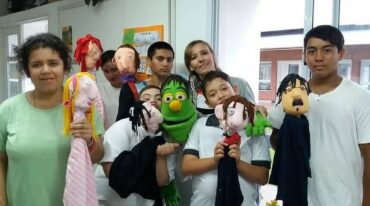 Analía junto a sus alumnos en el taller de títeres. Gentileza Analía Koreikis