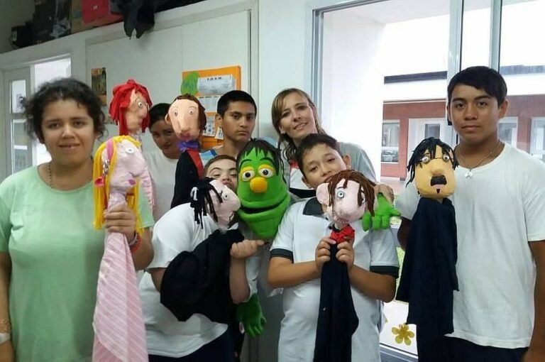 Analía junto a sus alumnos en el taller de títeres. Gentileza Analía Koreikis