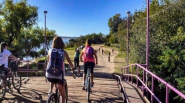 Ciclistas cruzando el Puente Rosado de Colón