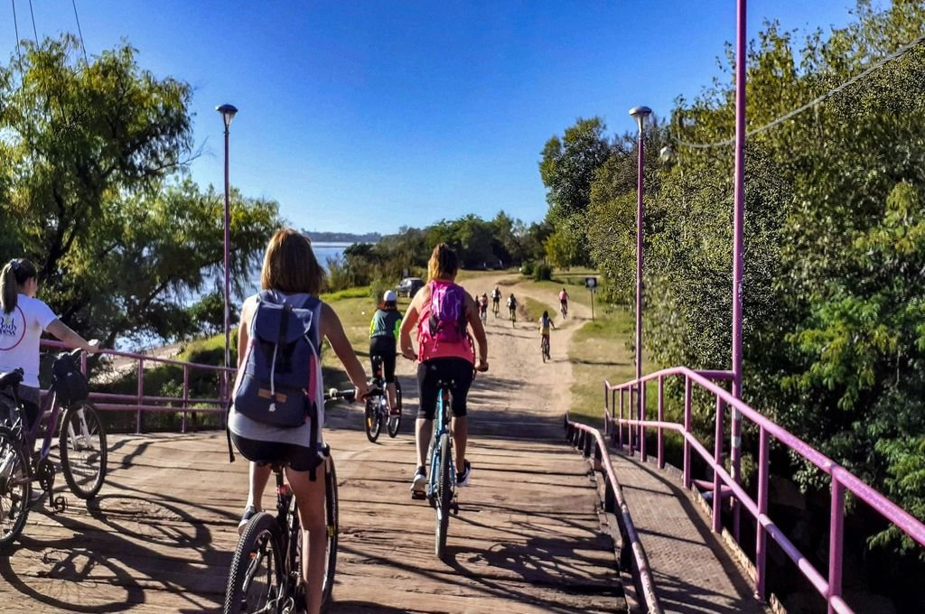 Ciclistas cruzando el Puente Rosado de Colón