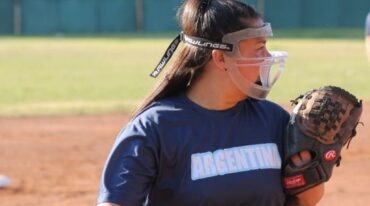 Daniela Mansilla en el Estadio Mundialista de Softbol de Paraná.