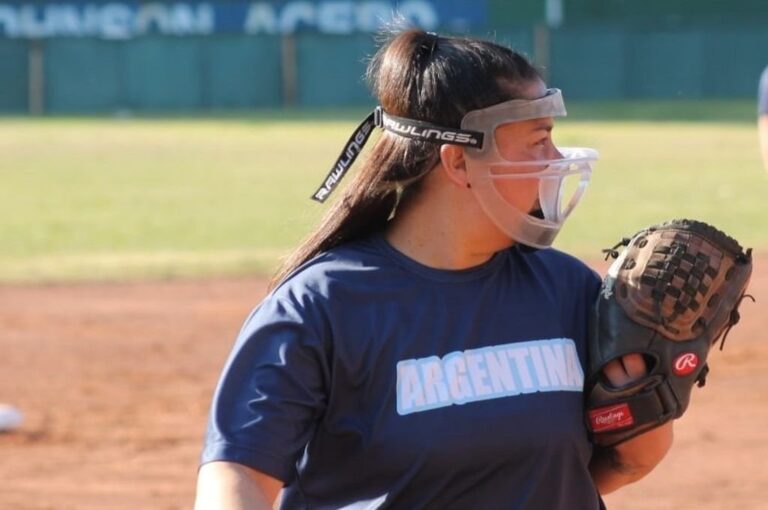 Daniela Mansilla en el Estadio Mundialista de Softbol de Paraná.