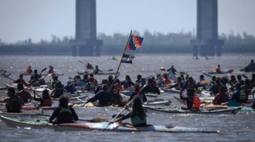 Los ambientalistas se movilizaron en kayaks días atrás para protestar contra la falta de leyes para proteger el delta. Archivo.