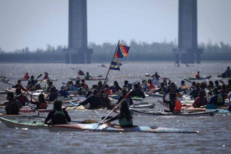 Los ambientalistas se movilizaron en kayaks días atrás para protestar contra la falta de leyes para proteger el delta. Archivo.