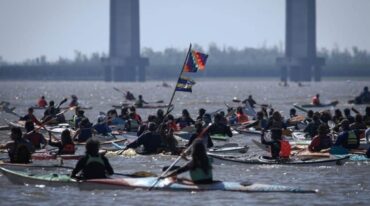 Los ambientalistas se movilizaron en kayaks días atrás para protestar contra la falta de leyes para proteger el delta.  Archivo