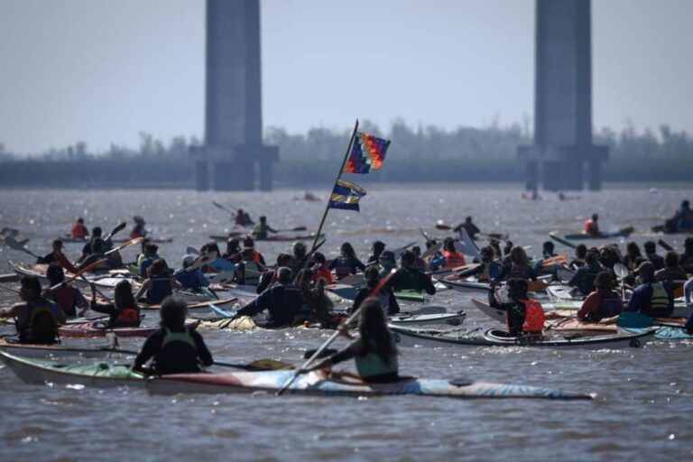 Los ambientalistas se movilizaron en kayaks días atrás para protestar contra la falta de leyes para proteger el delta.  Archivo