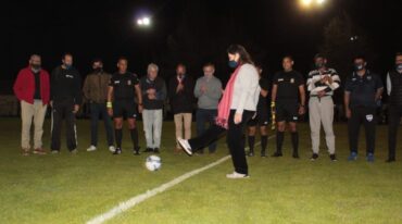 La dirigente Marita Correa dio el puntapié inicial sobre el nuevo terreno de juego. Crédito: Esteban Bonsi