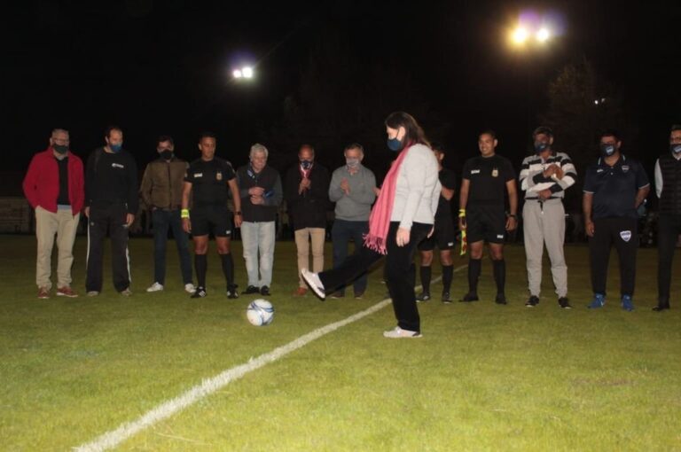 La dirigente Marita Correa dio el puntapié inicial sobre el nuevo terreno de juego. Crédito: Esteban Bonsi