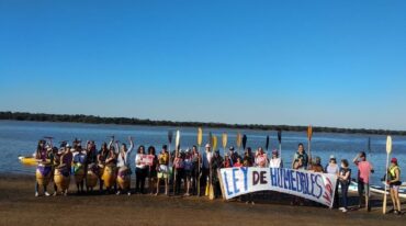 Las personas acompañaron en embarcaciones y también a pie por la zona costera con consignas que pedían por la Ley de Humedales y Basta de Agrotóxicos. Quienes estaban en la playa se sumaron a recibir a quienes venían navegando y bailaron al ritmo de los tambores de la cuerda 'Las Sonoras' que musicalizó la acción.