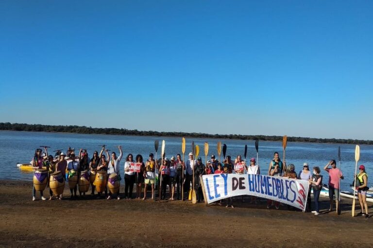 Las personas acompañaron en embarcaciones y también a pie por la zona costera con consignas que pedían por la Ley de Humedales y Basta de Agrotóxicos. Quienes estaban en la playa se sumaron a recibir a quienes venían navegando y bailaron al ritmo de los tambores de la cuerda 'Las Sonoras' que musicalizó la acción.