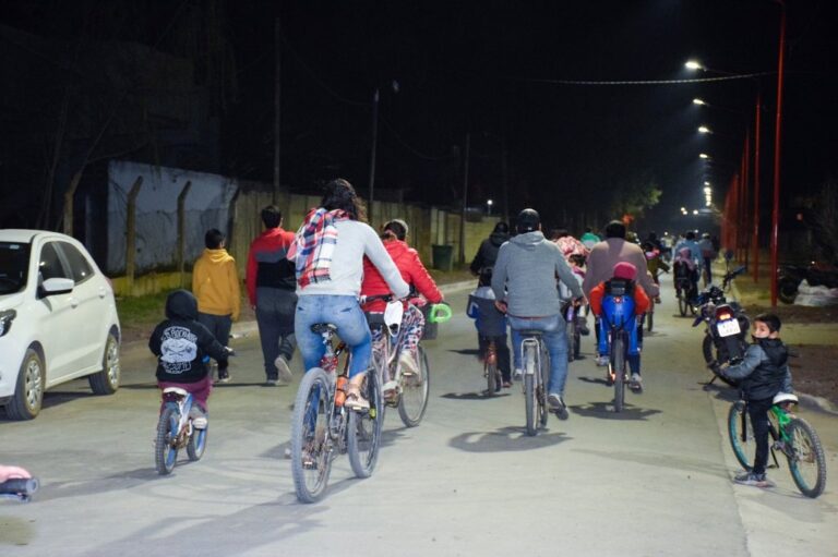 Vecinos compartieron una bicicleteada por las arterias inauguradas. Gentileza: prensa Comuna de Timbúes.