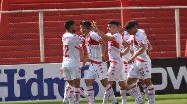 Cordero ya anotó el gol de penal y sus compañeros lo abrazan en el festejo. Luis Cetraro