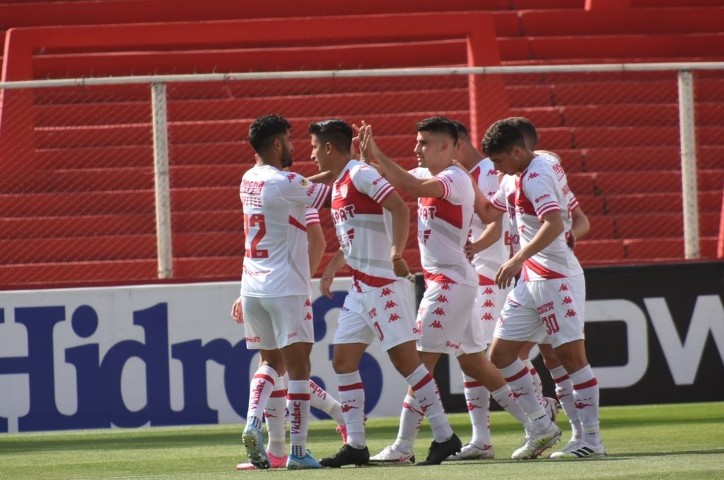 Cordero ya anotó el gol de penal y sus compañeros lo abrazan en el festejo. Luis Cetraro