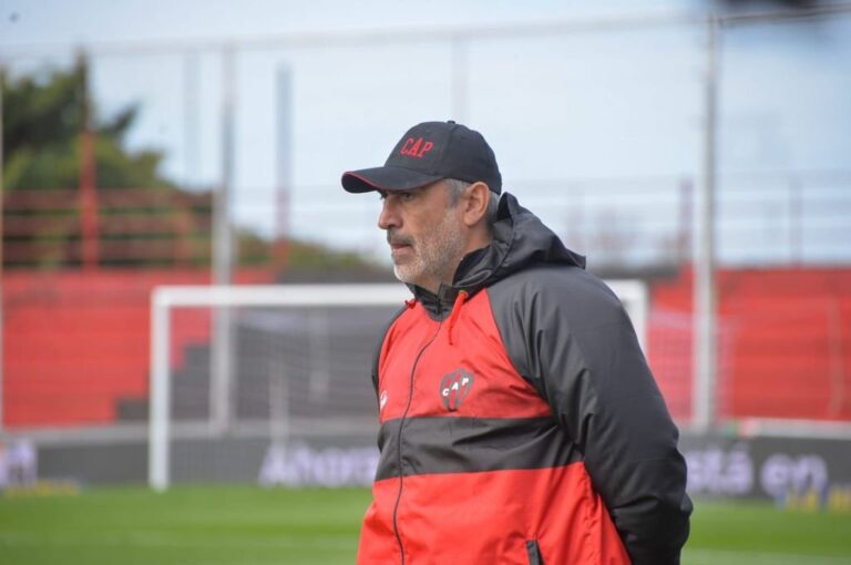 Iván Delfino busca la recuperación de sus dirigidos ante el puntero del campeonato.  Prensa Patronato