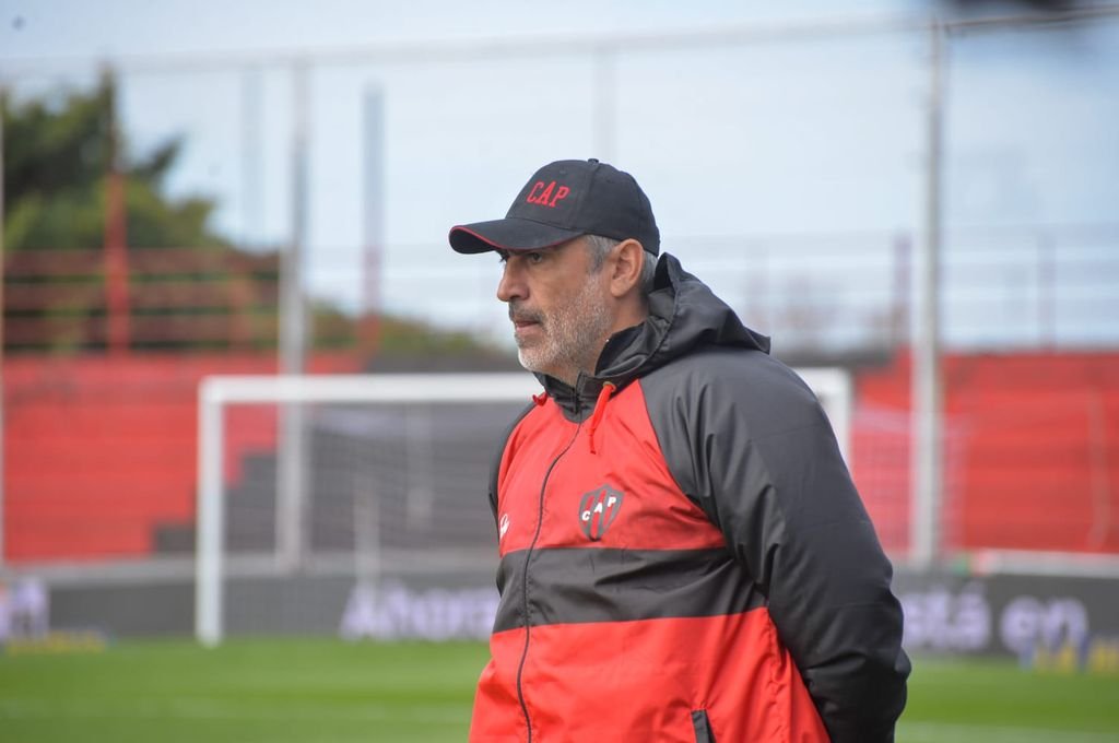 Iván Delfino busca la recuperación de sus dirigidos ante el puntero del campeonato.  Prensa Patronato