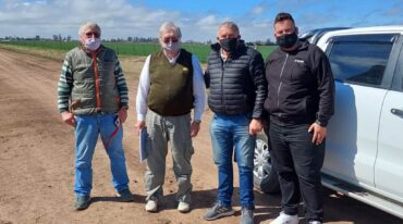 El presidente comunal Omar Arce con los miembros de la ACPNyPRS. Gentileza.