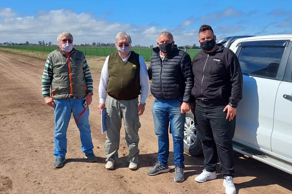 El presidente comunal Omar Arce con los miembros de la ACPNyPRS. Gentileza.