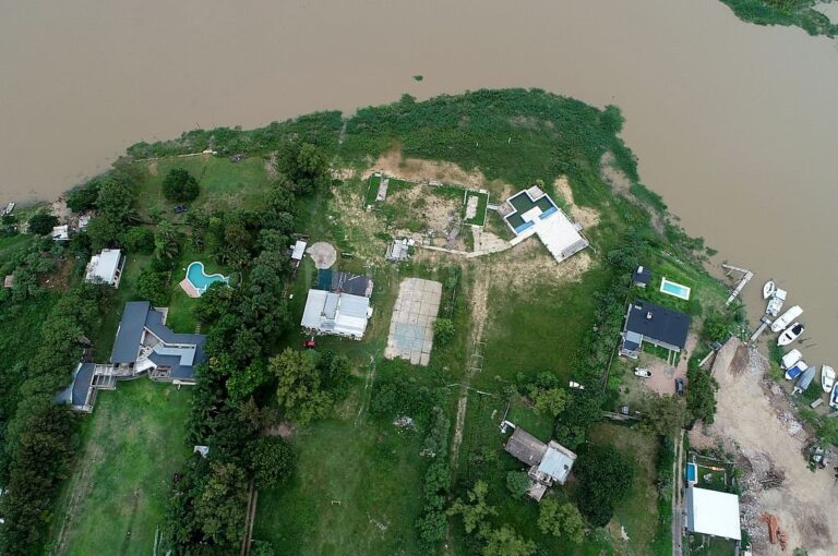 La ilegalidad vista desde arriba. Vista aérea de la zona usurpada en la Isla Sirgadero. Fernando Nicola