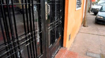 La puerta de la casa atacada a tiros. Marcelo Manera