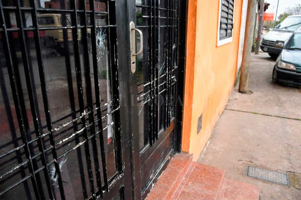 La puerta de la casa atacada a tiros. Marcelo Manera